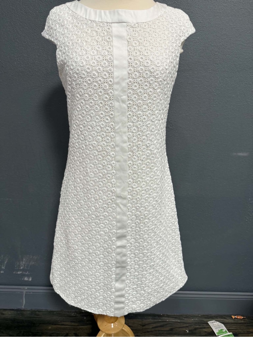 Badgley Mischka White Lace Cap-Sleeve Shift Dress Top